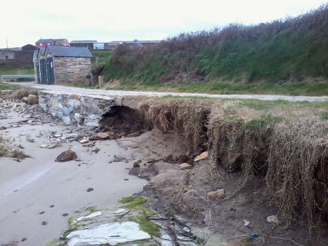 Descalce paseo y rotura de solera en la playa de Esteiro (antes de las obras)