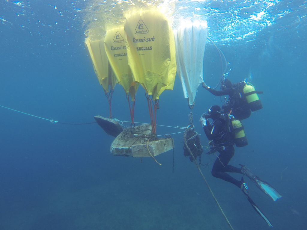 Retirada de muertos en el mar de Formentera - (Durante las obras)