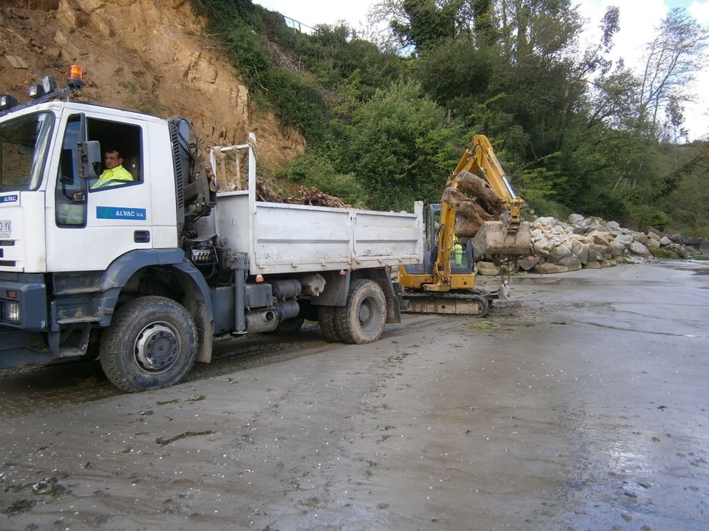 Obra de emergencia. Estabilización de taludes en la playa de Regueiro 2015-04-29 (Durante las obras)