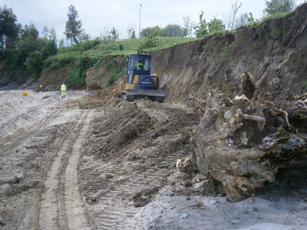 Obra de emergencia. Estabilización de taludes en la playa de Regueiro 2015-04-29 (Durante las obras)