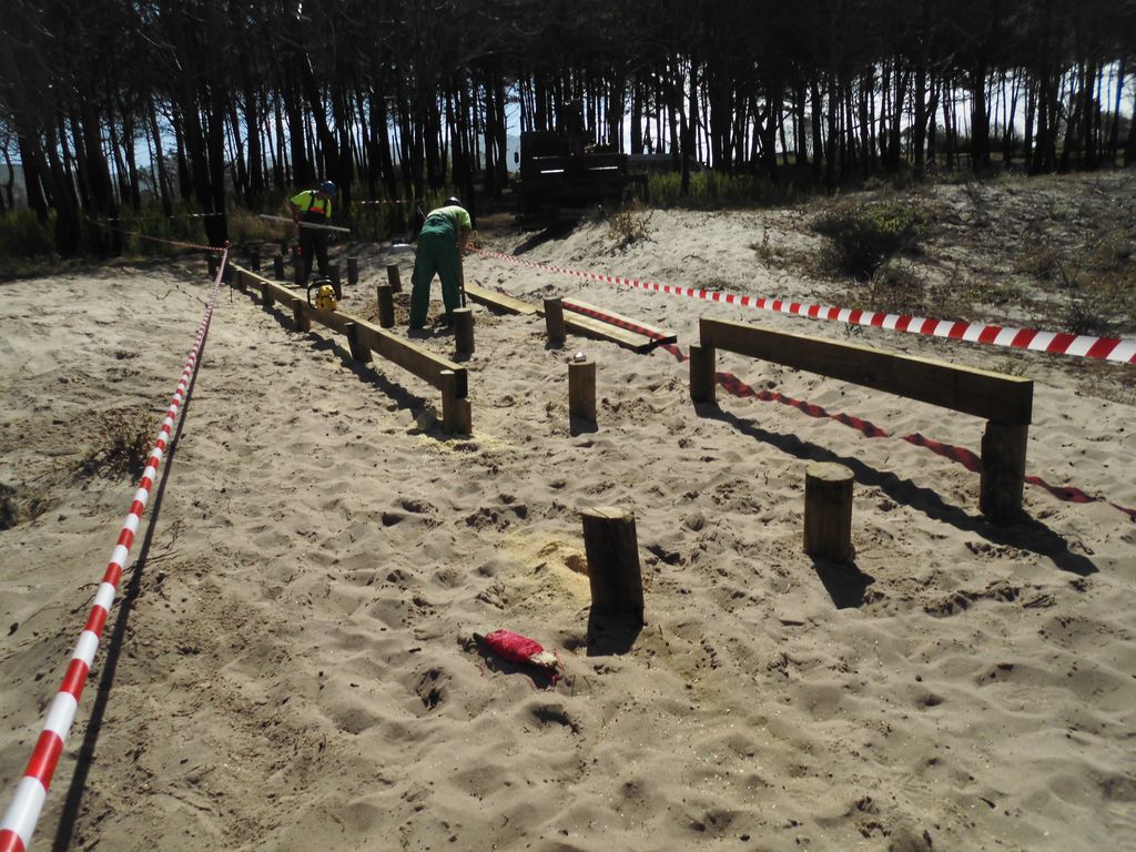 Playa de Río Sieira (próxima a Coviña). Instalación de pasarela de madera (Durante las obras)