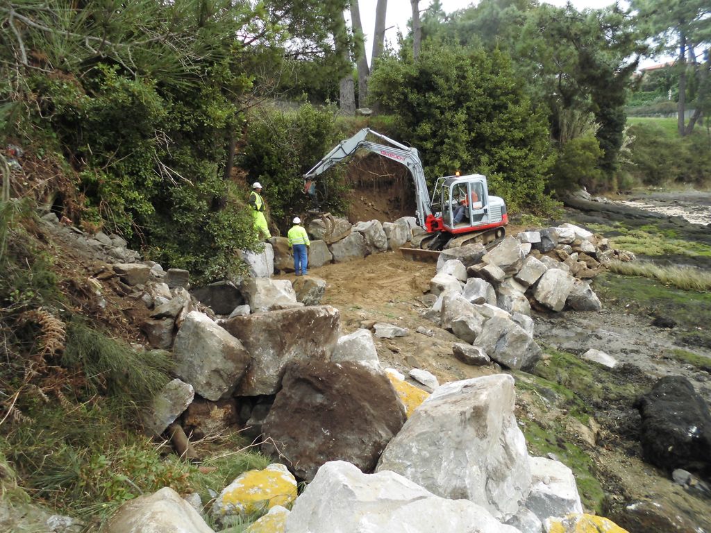 Protección y estabilización de taludes en la playa de Tanxil (T.M. de Rianxo). Durante las obras