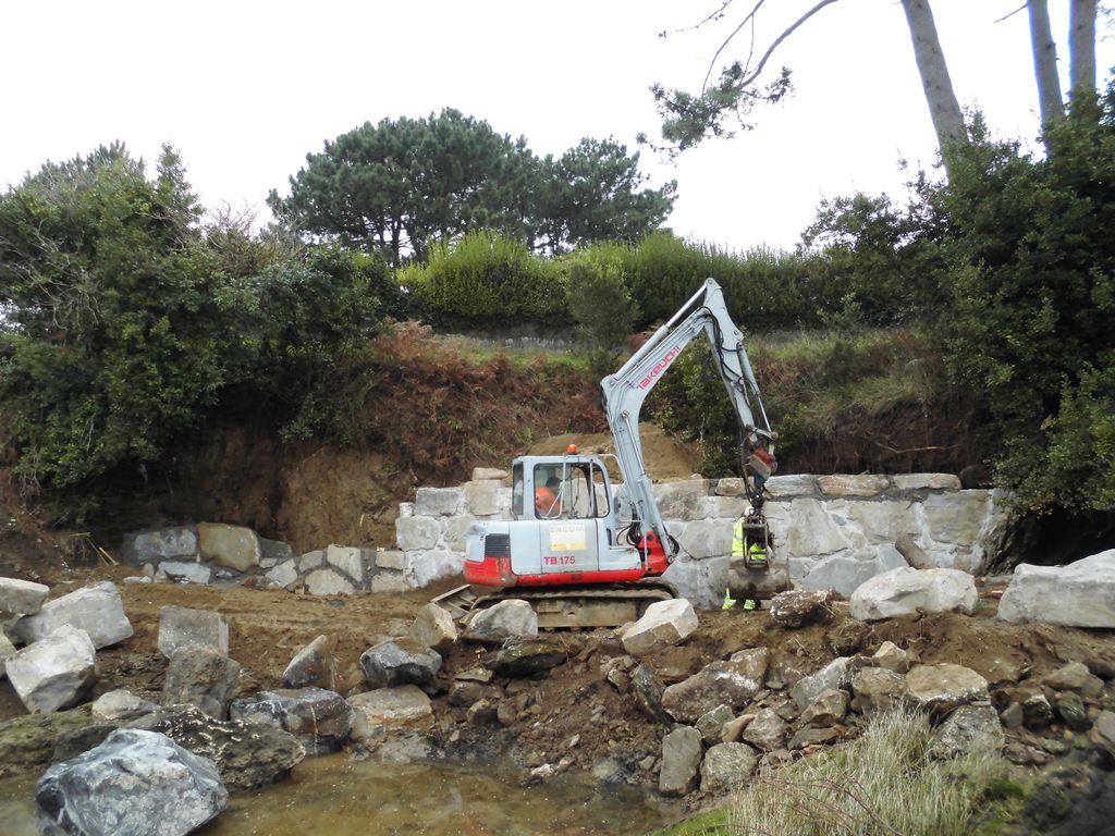 Protección y estabilización de taludes en la playa de Tanxil (T.M. de Rianxo). Durante las obras