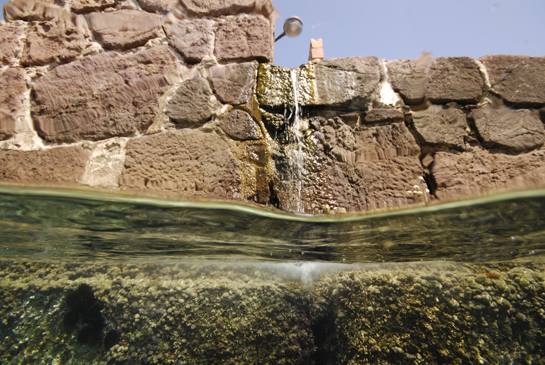 0m. El chorro de agua que cae del muelle procede de la planta desalinizadora.