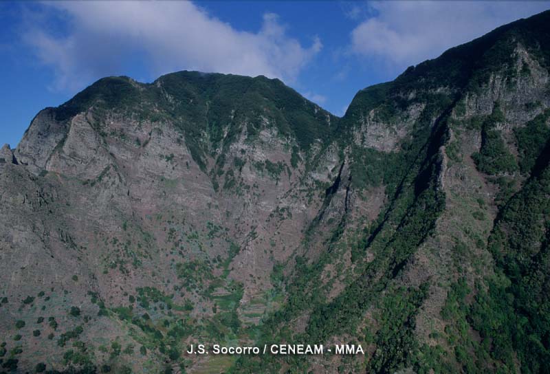 La Gomera es una isla con grandes y profundos barrancos.