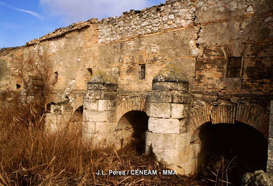 Antiguamente había varios molinos de agua en funcionamiento en la ribera del río Guadiana, hoy solo quedan vestigios de algunos de ellos como los del molino molemocho.