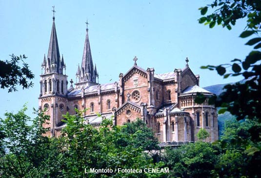 Basílica de Santa María la Real de Covadonga. En Covadonga no sólo se inicia la reconquista, también en este lugar nace en 1918, el primer parque nacional de España.