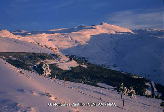 Sierra Nevada cubierta de nieve con el Pico Veleta al fondo. El término veleta deriva de la palabra árabe balata, que significa 'cortado, tajo, balate' y hace referencia a los vertiginosos tajos que perfilan sus caras norte, este y sur, algunos de los cuales se aproximan a los 500 metros de desnivel. 