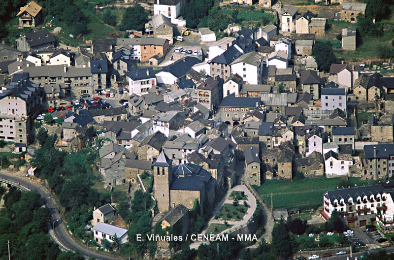 Pueblo de Torla. La arquitectura tradicional de los pueblos del entorno del parque nacional, se caracteriza por presentar tejados de pizarra y de losa, muros gruesos de piedra y ventanas de tamaño reducido.