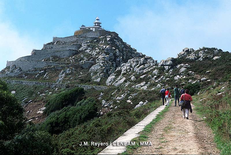 Dentro del parque nacional, se pueden hacer numerosos senderos por la red de recorridos señalizados.