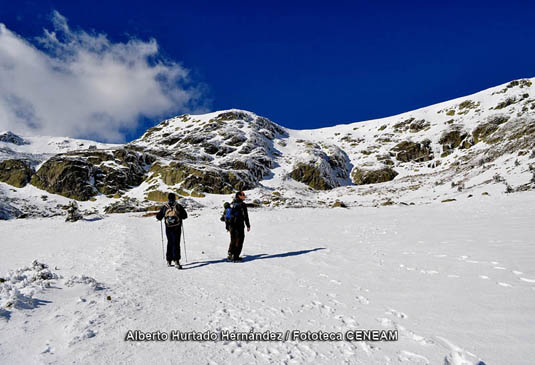 Muchos visitantes recorren en invierno la red de senderos del parque nacional.