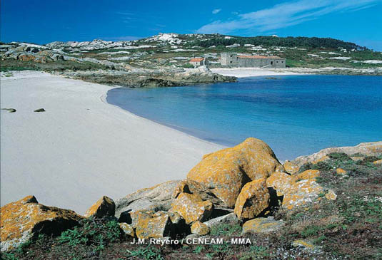 La Isla de Sálvora, se caracteriza por tener un contorno más redondeado que las otras islas del parque y por la presencia de bolos graníticos y algunas playas.