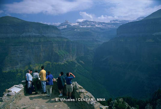 Para que los visitantes disfruten del paisaje, la dirección del parque ha acondicionado sendas, señales y miradores.