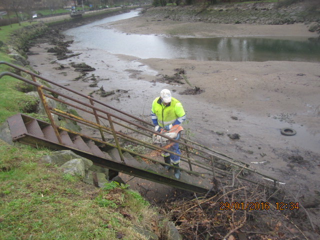 Demolición de escalera en la Ría de Bidasoa. Mantenimiento del litoral 2015