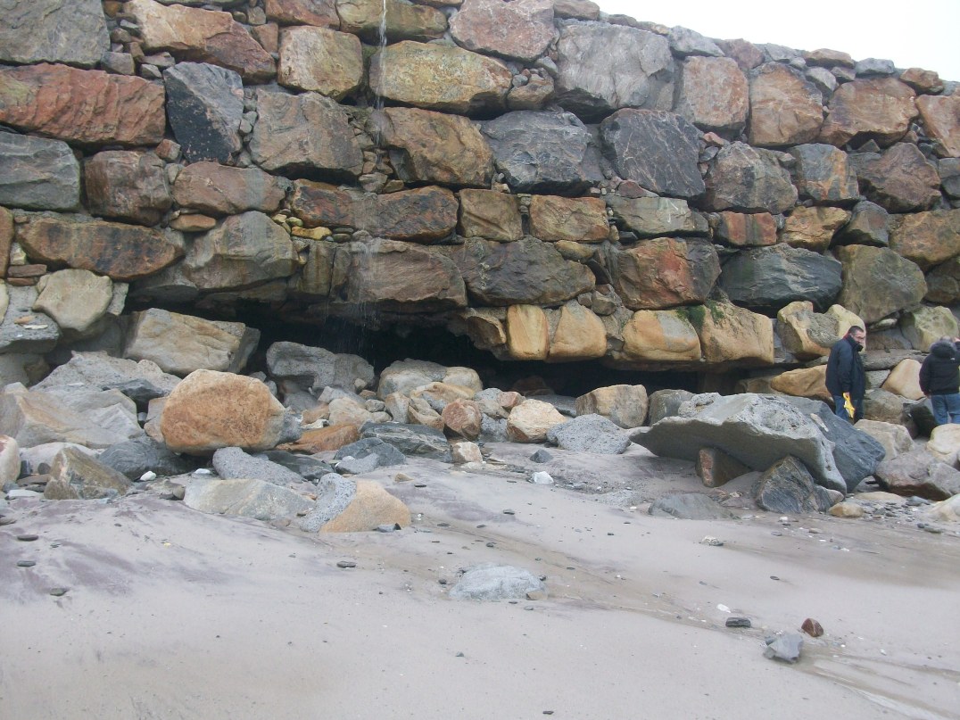 Refuerzo de la cimentación de la escollera de la playa de Arealonga
