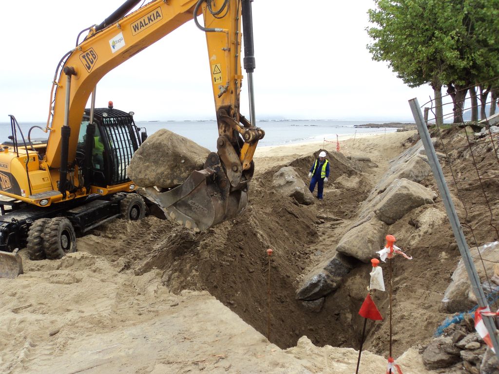 Protección del paseo en la playa de Agrelo y limpieza de cauce en la playa de Portomaior