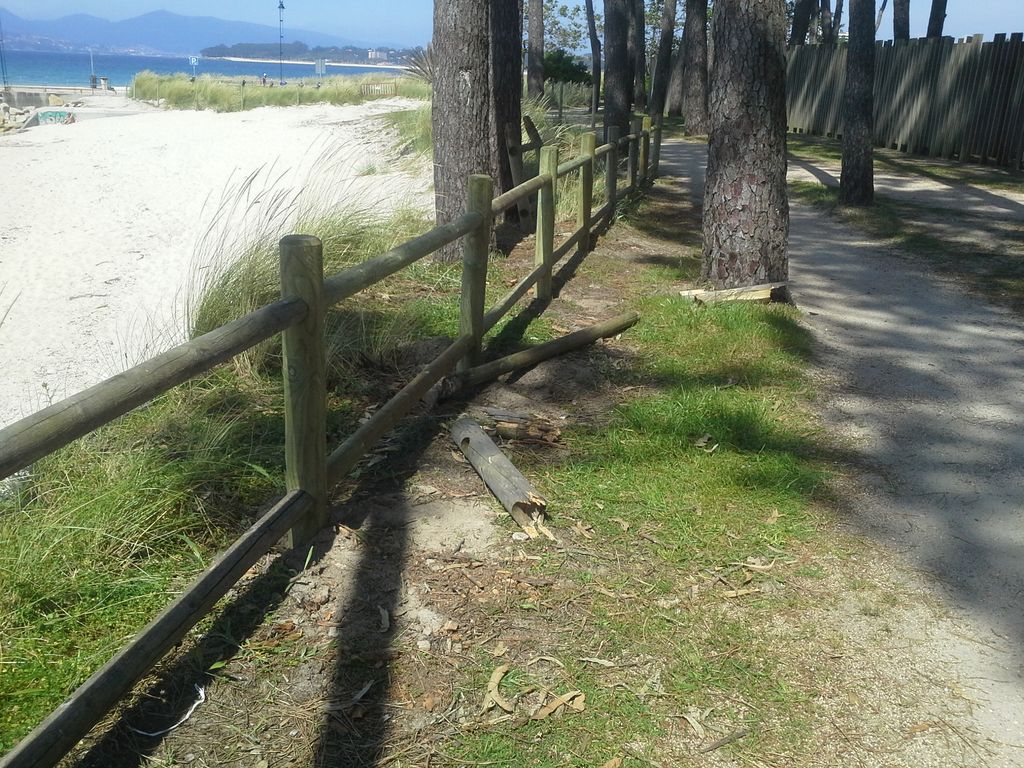 Contención de talud y reposición de cierre en Coruxo